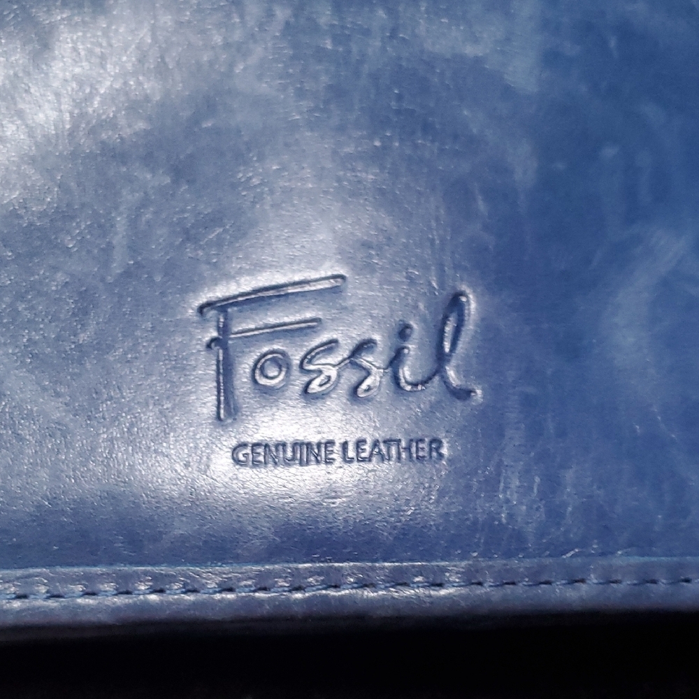 Fossil Blue Heart-Embossed Women's Wallet with Stud Details - Picture 3 of 4